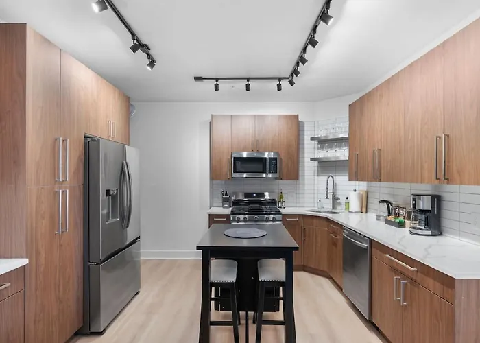 Pfr - Highland, 3br 2ba Shadyside Condo, Ada, 2 Decks And Off-street Parking Apartment *