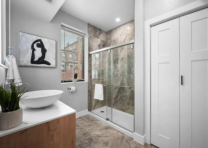 Apartment Pfr - Highland, 3br 2ba Shadyside Condo, Ada, 2 Decks And Off-street Parking *