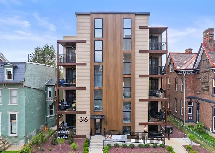 Pfr - Highland, 3br 2ba Shadyside Condo, Ada, 2 Decks And Off-street Parking Apartment Pittsburgh