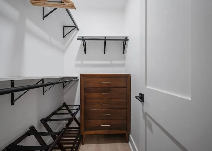 Pfr - Highland, 3br 2ba Shadyside Condo, Ada, 2 Decks And Off-street Parking Apartment *