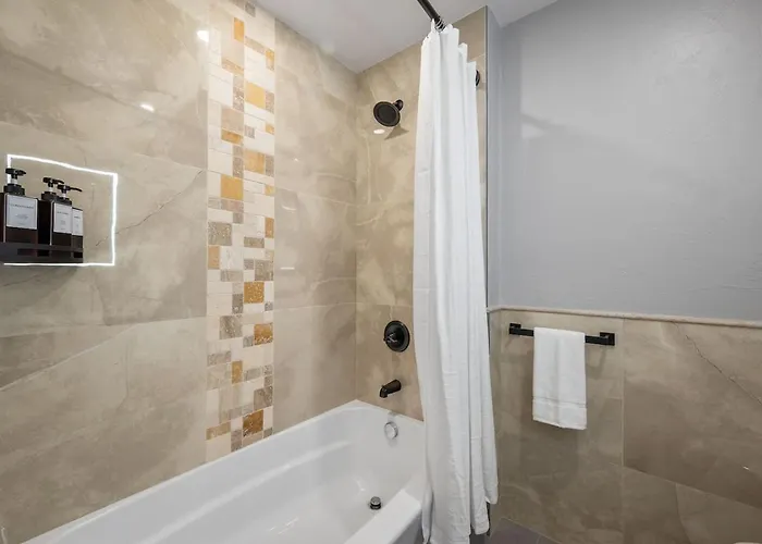 Pfr - Highland, 3br 2ba Shadyside Condo, Ada, 2 Decks And Off-street Parking Pittsburgh
