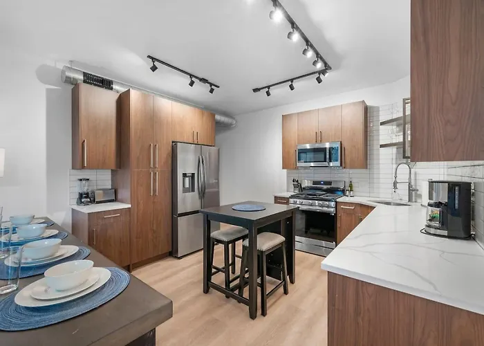 Pfr - Highland, 3br 2ba Shadyside Condo, Ada, 2 Decks And Off-street Parking * Pittsburgh