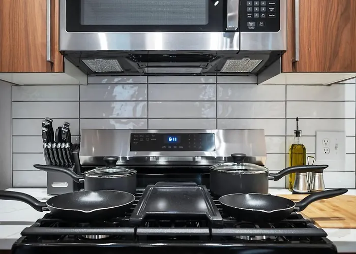 Apartment Pfr - Highland, 3br 2ba Shadyside Condo, Ada, 2 Decks And Off-street Parking