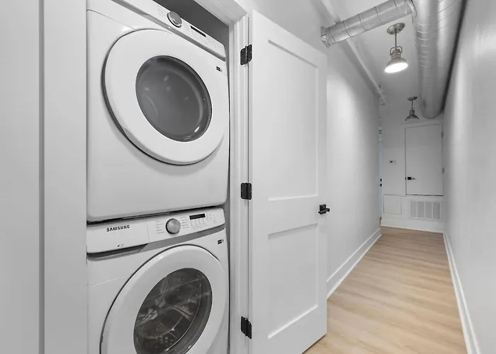 Pfr - Highland, 3br 2ba Shadyside Condo, Ada, 2 Decks And Off-street Parking *