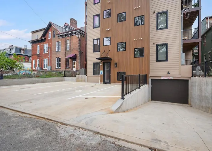 Pfr - Highland, 3br 2ba Shadyside Condo, Ada, 2 Decks And Off-street Parking Apartment